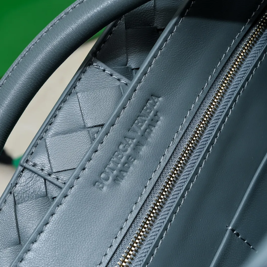 The 2023 new Andiamo batch of 2260 BV has been shipped‼ ️Really popular🔥The new Andiamo woven handbag launched by Bottega Veneta this season is really popular all over the world! ! Celebrities at home and abroad have worn it, and Oscar-winning actress Michelle Yeoh has taken it out on the street. Song Jia, Trai Yara, Yu Feihong, Sanji Ayaka, Rosie Hunting-Whiteley, Yoshioka Riho, etc. have all picked up this bag. It is classic and versatile, showing off its temperament, and the bag capacity is also large, which is very convenient for daily commuting! ! A variety of carrying methods, the shoulder straps can be adjusted by yourself, the original lambskin feels soft and delicate, and the unisex style breaks gender boundaries and brings a more practical and longer-lasting use experience. Andiamo, which has both elegant and casual styles, perfectly interprets the true appearance of "fashionable old money style". Style number: 8463 Size: 32*24*12